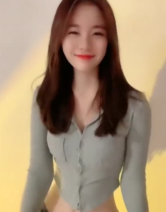 28 杨小梦💋（才艺主播） 颜值 可爱小姐姐..